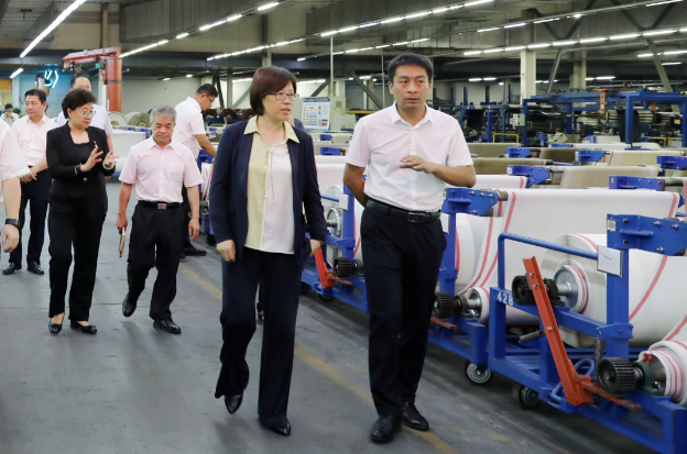 中國(guó)橡膠工業(yè)協(xié)會(huì)會(huì)長(zhǎng)徐文英率領(lǐng)代表團(tuán)一行，前往山東能源棗礦集團(tuán)調(diào)研。在橡膠公司董事長(zhǎng)、總經(jīng)理宋二華的陪同下，他們深入豐源輪胎、八億橡膠和億和輸送帶等企業(yè)，對(duì)其改革創(chuàng)新、生產(chǎn)經(jīng)營(yíng)和市場(chǎng)營(yíng)銷等方面的情況進(jìn)行了詳細(xì)了解。