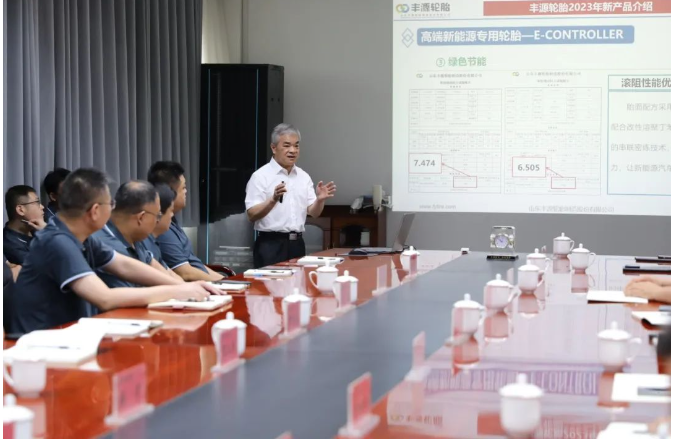 會上，公司常務(wù)副總經(jīng)理羅吉良詳細解讀了公司最新產(chǎn)品研發(fā)和產(chǎn)品優(yōu)化情況，引發(fā)了經(jīng)銷商們的濃厚興趣。副總經(jīng)理張寧主持會議，并希望經(jīng)銷商們能將公司的發(fā)展情況、規(guī)劃以及本次會議的精神傳遞給客戶，加強溝通交流，密切團隊協(xié)作，與豐源輪胎共同邁向更加美好的未來。