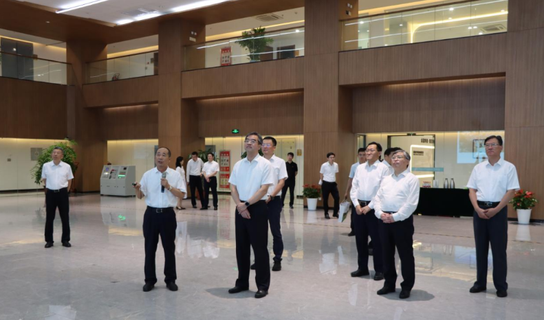 山東省委常委、省政府副省長(zhǎng)曾贊榮率領(lǐng)代表團(tuán)蒞臨金能化學(xué)進(jìn)行參觀考察。