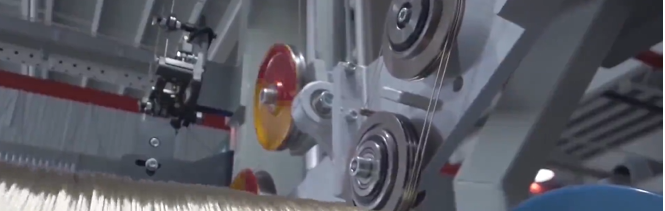 中天鋼鐵集團(tuán)(淮安)新材料有限公司一廠區(qū)的濕拉車間已經(jīng)投入生產(chǎn)的設(shè)備正在全負(fù)荷運(yùn)行，技術(shù)人員正在對即將投產(chǎn)的設(shè)備進(jìn)行調(diào)試。  據(jù)了解，中天淮安精品鋼簾線項(xiàng)目是淮安市歷史上最大規(guī)模的制造業(yè)投資項(xiàng)目，總投資超過200億元。