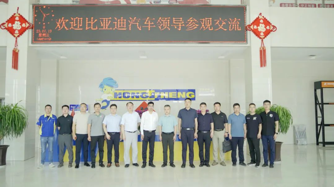 比亞迪集團(tuán)領(lǐng)導(dǎo)團(tuán)隊吳奕軍(比亞迪儲能及新型電池事業(yè)部副總經(jīng)理、戰(zhàn)區(qū)中心輪值總監(jiān))、侯鐸(比亞迪儲能及新型電池事業(yè)部戰(zhàn)區(qū)中心銷售總監(jiān))、車競(比亞迪儲能及新型電池事業(yè)部華中戰(zhàn)區(qū)銷售總監(jiān))、高麒斐(比亞迪儲能及新型電池事業(yè)部山東區(qū)銷售總監(jiān))、楊鵬強(比亞迪儲能及新型電池事業(yè)部解決方案經(jīng)理)，到華盛橡膠PCR工廠參觀交流，并就雙方在新能源汽車輪胎領(lǐng)域的合作進(jìn)行了深入交流。
