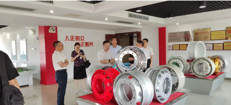 福建省科技廳黨組成員、副廳長黃舒，省科技型中小企業(yè)技術(shù)創(chuàng)新中心主任鄭昭，市科技局黨組成員、三級調(diào)研員陳斌，市科技局高新技術(shù)與工業(yè)科技科科長陳元波一行蒞臨正興車輪集團(tuán)有限公司，對其進(jìn)行實(shí)地調(diào)研指導(dǎo)。在薌城區(qū)副區(qū)長周志平和薌城區(qū)工信局局長歐陽思嘉的陪同下，調(diào)研組對企業(yè)的科技創(chuàng)新、高質(zhì)量發(fā)展等方面給予充分肯定。