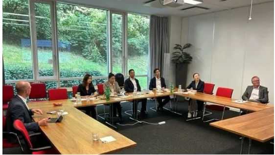 中國(guó)珠海市副市長(zhǎng)覃春率領(lǐng)相關(guān)領(lǐng)導(dǎo)一行蒞臨卡博特公司位于瑞士沙夫豪森的EMEA地區(qū)總部考察。此次考察旨在深化珠海市與卡博特公司在新能源新材料領(lǐng)域的合作。