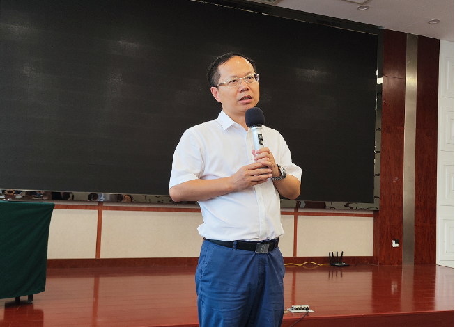 通過此次培訓(xùn)，橡膠制品行業(yè)的從業(yè)者們將更加深入地了解“雙碳”政策的要求和重要性，為推動(dòng)行業(yè)綠色低碳發(fā)展作出積極貢獻(xiàn)。