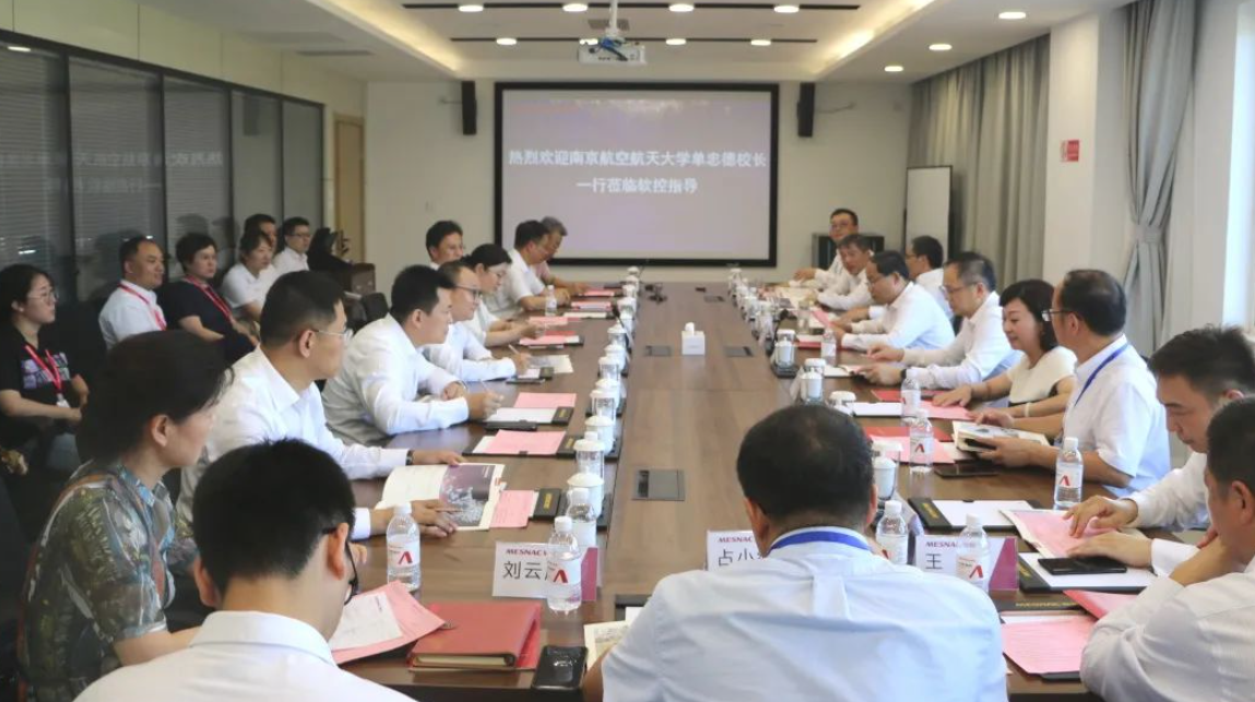 日前，中國南京航空航天大學(xué)校長兼中國工程院院士單忠德一行蒞臨軟控股份有限公司(簡稱：軟控)進(jìn)行參觀交流。軟控董事長兼總裁官炳政與副總裁王志明等熱情接待了這次重要訪問。