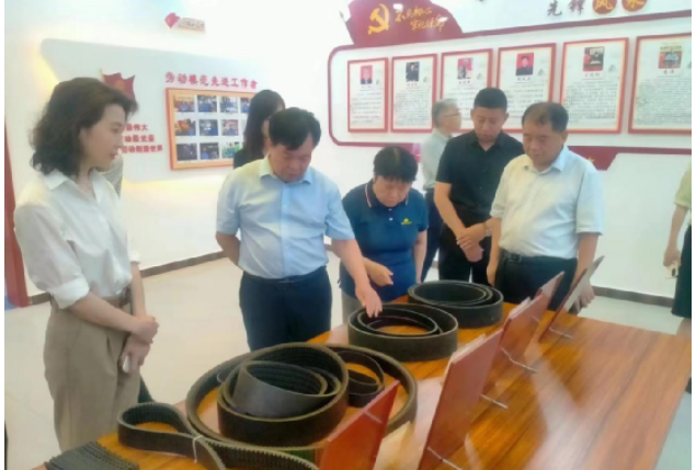 開封市政協(xié)副主席兼市財政局黨組書記、局長孫國才率領市政協(xié)代表團，共22人一行，蒞臨金久龍實業(yè)有限公司，深入調研該企業(yè)的發(fā)展狀況。陪同調研的還有縣政協(xié)副主席楊清泉及縣委統(tǒng)戰(zhàn)部有關負責人。