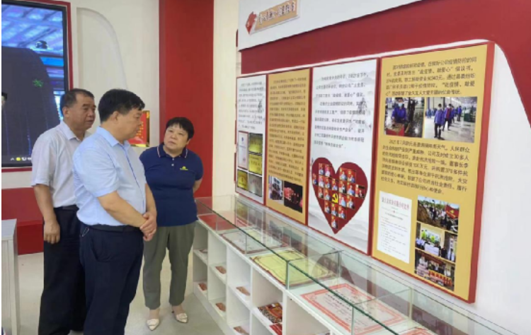 孫國才一行在參觀了金久龍公司的“五心先鋒”展廳后，聽取了該金久龍公司黨委書記兼總經(jīng)理王運紅對企業(yè)情況的介紹，詳細了解了金久龍公司發(fā)展歷程、生產(chǎn)經(jīng)營、技術創(chuàng)新以及人才需求等方面的詳細介紹。王運紅對金久龍公司取得的杰出業(yè)績感到自豪，并表示公司將堅持創(chuàng)新發(fā)展，為開封市高質量發(fā)展貢獻更大力量。