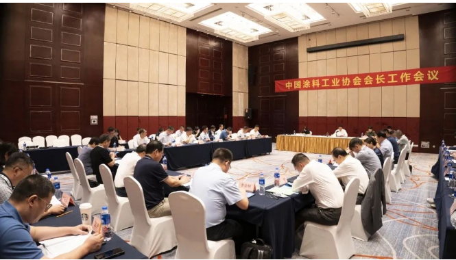 除劉普軍會長外，會議還吸引了中國涂料工業(yè)協(xié)會名譽會長孫蓮英、副會長丁艷梅以及秘書長劉杰的關注和參與。整個會議充滿了積極的討論和交流氛圍。