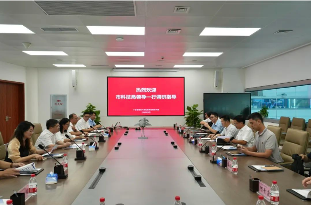 王桂林一行參觀了飛行起降動(dòng)力學(xué)大裝置的核心設(shè)備，包括輪胎高加速試驗(yàn)臺(tái)、道面環(huán)境模擬試驗(yàn)臺(tái)、起落架擺振試驗(yàn)臺(tái)以及飛行器落震試驗(yàn)臺(tái)。他詳細(xì)了解了這些設(shè)備的安裝和調(diào)試進(jìn)度，以及與之相關(guān)的科研進(jìn)展和人才培養(yǎng)計(jì)劃。