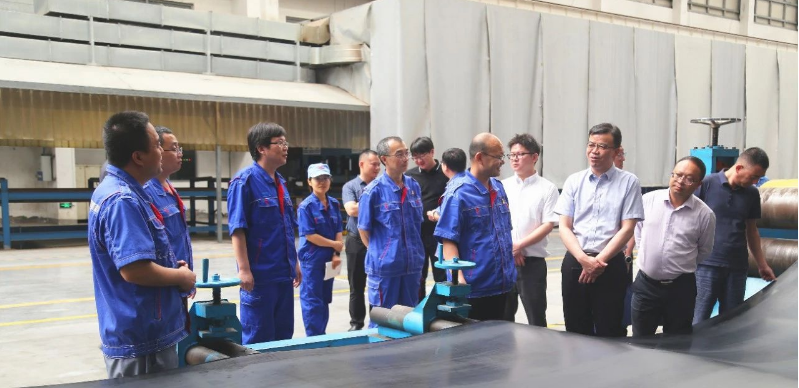 云南省工業(yè)和信息化廳副廳長(zhǎng)浦麗合一行于8月11日上午蒞臨青島橡六輸送帶有限公司進(jìn)行考察。此次調(diào)研旨在深入了解青島橡六在橡膠行業(yè)的發(fā)展?fàn)顩r，促進(jìn)合作共贏，推動(dòng)云南橡膠產(chǎn)業(yè)的騰飛。