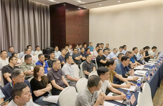 據(jù)了解，會(huì)議主要就團(tuán)體標(biāo)準(zhǔn)、低溫固化技術(shù)攻關(guān)、行業(yè)白皮書(第二版)編寫、下半年分會(huì)活動(dòng)以及年度峰會(huì)等議題進(jìn)行了深入商討。會(huì)議還集中討論了如何通過政府、協(xié)會(huì)和企業(yè)的合力，進(jìn)一步提升粉末涂料的影響力，讓更多人了解、關(guān)心和接受這種環(huán)保型涂料。