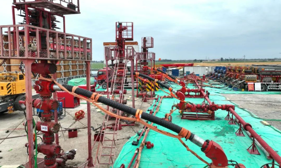 由利通科技自主研發(fā)制造的超耐磨酸化壓裂軟管總成配合中石油吐哈井下作業(yè)公司，圓滿助力位于吉木薩爾吉2814BH井開(kāi)鉆。