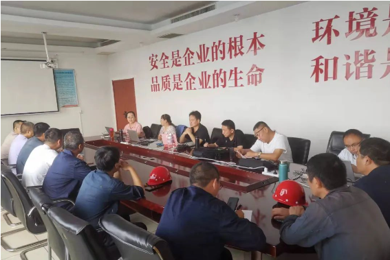 邯鄲黑貓公司特聘安全生產(chǎn)專家團(tuán)隊(duì)前往公司，為其安全生產(chǎn)工作提供指導(dǎo)和幫扶。經(jīng)過對現(xiàn)場生產(chǎn)車間的深入排查，公司在專家團(tuán)隊(duì)的建議下，積極整改問題，進(jìn)一步加強(qiáng)了安全管理和風(fēng)險(xiǎn)防控措施，以確保員工的安全和生產(chǎn)環(huán)境的穩(wěn)定。