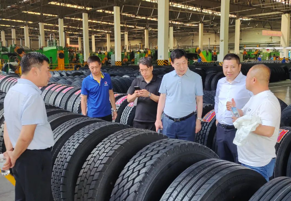 雙方首先參觀了大連輪胎的生產車間，陳健總裁重點介紹了公司的生產工藝和先進設備，向客人們詳細講解了公司產品的特點和優(yōu)勢。
