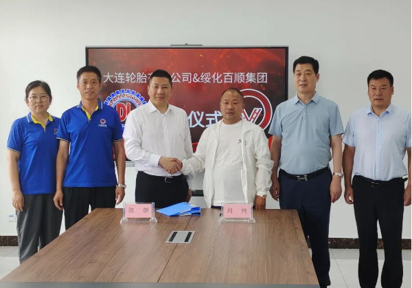 據了解，雙方合作協(xié)議的內容涵蓋了多個領域，從業(yè)務互補到市場營銷，再到產業(yè)推動，都將展開深度合作。這次合作對雙方而言意義重大。大連輪胎有限公司通過與綏化百順集團的合作，進一步鞏固了在輪胎市場的領導地位，同時也拓展了業(yè)務范圍。而綏化百順集團則通過與大連輪胎有限公司的合作，更好地保證了車輛制造的品質和效率，為公司未來的持續(xù)發(fā)展打下了堅實基礎。