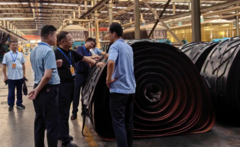 隨后，王兵一行前往了中一橡膠，詳細(xì)了解了該企業(yè)的發(fā)展歷程。走訪人員還實(shí)地考察了神馬簾子布和浸膠帆布在生產(chǎn)車間中的應(yīng)用情況，從而更好地把握材料在實(shí)際生產(chǎn)中的表現(xiàn)。