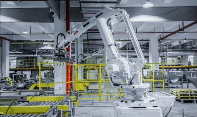 2023年，寶麗迪不僅躋身省工業(yè)互聯(lián)網(wǎng)示范工程行列，還在互聯(lián)網(wǎng)與智能工廠領(lǐng)域榮獲“蘇州市5G全連接工廠”以及“江蘇省工業(yè)互聯(lián)網(wǎng)示范工程5星級上云企業(yè)”的殊榮。這些獎項充分證明了寶麗迪在數(shù)字化轉(zhuǎn)型和智能制造方面所取得的優(yōu)異成果。