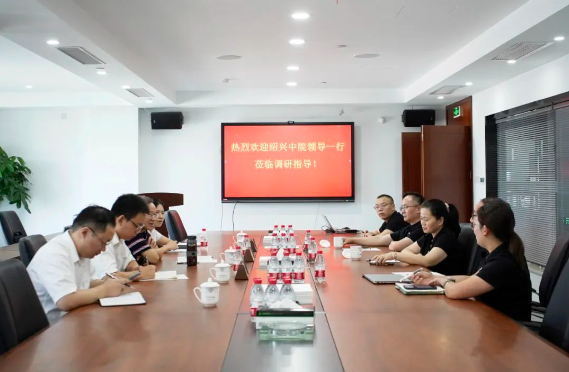 紹興市中級人民法院副院長王惠中一行蒞臨三力士股份有限公司，就該公司的知識產(chǎn)權(quán)保護(hù)狀況展開調(diào)研。三力士股份有限公司董事長吳瓊瑛，帶領(lǐng)著團(tuán)隊(duì)的成員，熱情接待了此次調(diào)研。