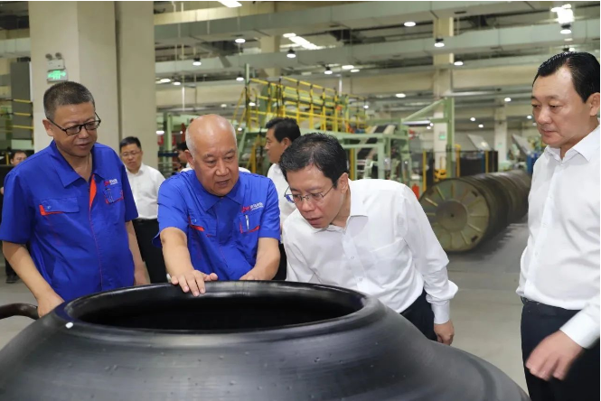 遼寧省副省長姜有為一行蒞臨朝陽市浪馬輪胎有限責(zé)任公司進(jìn)行調(diào)研指導(dǎo)工作。朝陽浪馬輪胎有限責(zé)任公司董事長李慶文、總經(jīng)理金永生接待并介紹相關(guān)情況。