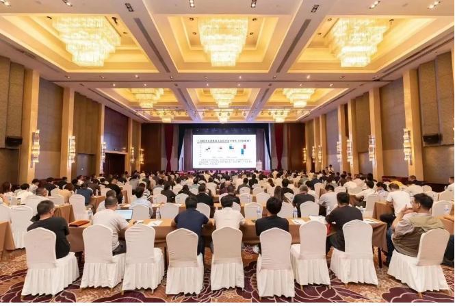 會議期間，與會代表還就混煉膠的質(zhì)量控制、產(chǎn)品需求、技術(shù)創(chuàng)新等方面進(jìn)行了專題演講和交流。各位代表從不同角度分享了混煉膠生產(chǎn)過程中可能出現(xiàn)的問題以及解決方案。與會專家就如何降低環(huán)境污染、提高產(chǎn)品質(zhì)量、推動綠色發(fā)展等議題展開了深入討論。