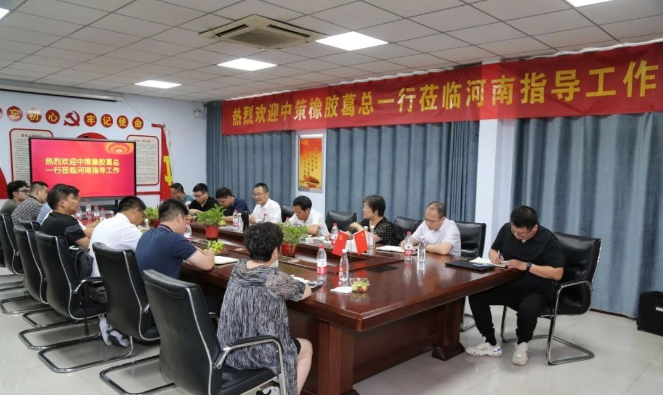 豫德隆表示，葛總此次蒞臨豫德隆集團(tuán)，不僅為企業(yè)帶來了信心，更明確了未來的發(fā)展方向。他鼓勵與會者充分發(fā)揮各自的優(yōu)勢，調(diào)整產(chǎn)銷結(jié)構(gòu)，優(yōu)化管理流程。豫德隆還強(qiáng)調(diào)，跟隨中策橡膠集團(tuán)，將能夠在中國輪胎行業(yè)中始終走在前列，通過精耕細(xì)作、敬業(yè)精神以及團(tuán)結(jié)合作，推動中策橡膠集團(tuán)在河南地區(qū)的品牌持續(xù)壯大。