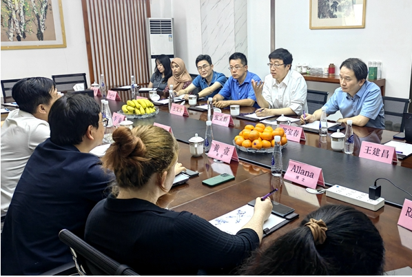 在座談交流中，楊水清董事長詳細(xì)介紹了公司發(fā)展?fàn)顩r，并強(qiáng)調(diào)了與英國愛丁堡大學(xué)在新材料領(lǐng)域的合作進(jìn)展。他表達(dá)了與高校合作的愿望，希望充分利用學(xué)科和人才資源優(yōu)勢，實(shí)現(xiàn)合作共贏。