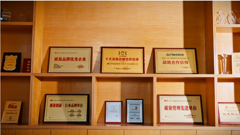 作為一家以技術實力為支撐的高新技術企業(yè)，嘉多彩粉末涂料公司在業(yè)界細分領域展現(xiàn)出了強大的創(chuàng)新能力和發(fā)展?jié)摿?。?jù)了解，被認定為“創(chuàng)新型中小企業(yè)”的標準非常嚴格，要求企業(yè)在專業(yè)化水平、創(chuàng)新能力和行業(yè)影響力等方面均達到較高水平，因此嘉多彩公司的入選可謂是對其在行業(yè)內的地位和實力的肯定。