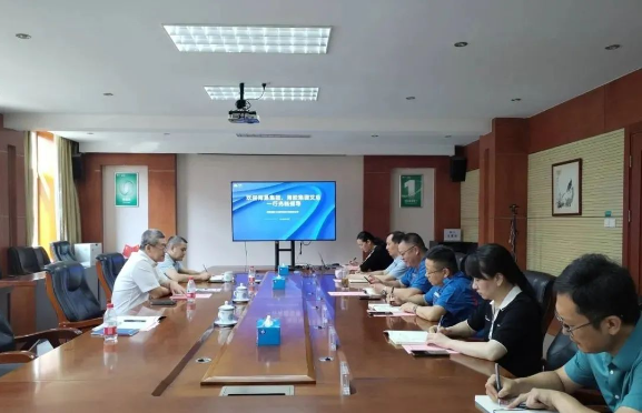 北橡院黨委書記兼總經(jīng)理李高平則表示，北橡院作為國家級橡膠科研設(shè)計(jì)綜合機(jī)構(gòu)，與海南橡膠的發(fā)展需求高度契合。雙方的合作基礎(chǔ)穩(wěn)固，合作前景廣闊。他表示北橡院愿意為海南橡膠提供人才和科技支持。他提出，雙方未來可以采用企業(yè)提出問題，科研院所進(jìn)行攻關(guān)的模式，加深院企合作，促進(jìn)產(chǎn)學(xué)研用協(xié)同創(chuàng)新，引領(lǐng)我國天然橡膠產(chǎn)業(yè)向高端制造邁進(jìn)。