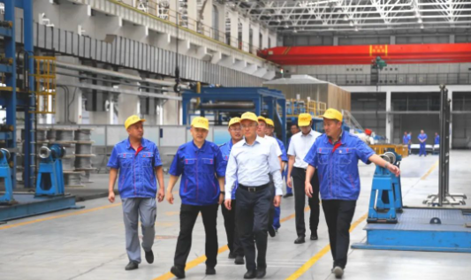 中國中化董事、總經(jīng)理、黨組副書記焦健于8月20日對青島橡六膠管有限公司進行了深入調(diào)研，以了解其生產(chǎn)經(jīng)營狀況及未來發(fā)展戰(zhàn)略。焦健還在此次調(diào)研中察看了生產(chǎn)現(xiàn)場，并親切看望了一線干部和職工。