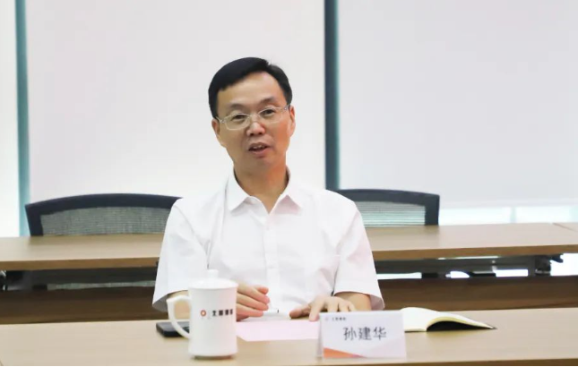 株洲橡膠院的孫建華也在會(huì)上介紹了該院的發(fā)展歷程、技術(shù)開(kāi)發(fā)成果等。他指出，北新防水在資源整合、品牌塑造和市場(chǎng)推廣方面經(jīng)驗(yàn)豐富，而株洲橡膠院在技術(shù)開(kāi)發(fā)能力和成果方面頗具實(shí)力。雙方將以產(chǎn)業(yè)化前景明確的項(xiàng)目為切入點(diǎn)，實(shí)現(xiàn)資源共享，共同推動(dòng)企業(yè)高質(zhì)量發(fā)展。