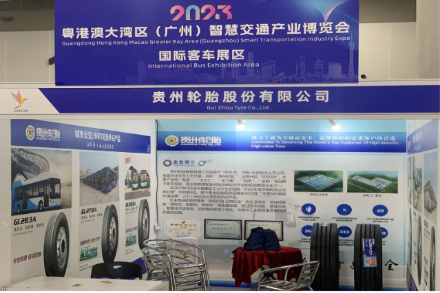 在本次博覽會上，貴州輪胎特別展示了采用三超核心安全技術(shù)的城市智慧交通運輸系列輪胎產(chǎn)品。這些產(chǎn)品不僅在城市公交/BRT和旅游巴士等領(lǐng)域引起了行業(yè)專家和業(yè)內(nèi)人士的廣泛關(guān)注，還為交流與洽談提供了良好平臺。