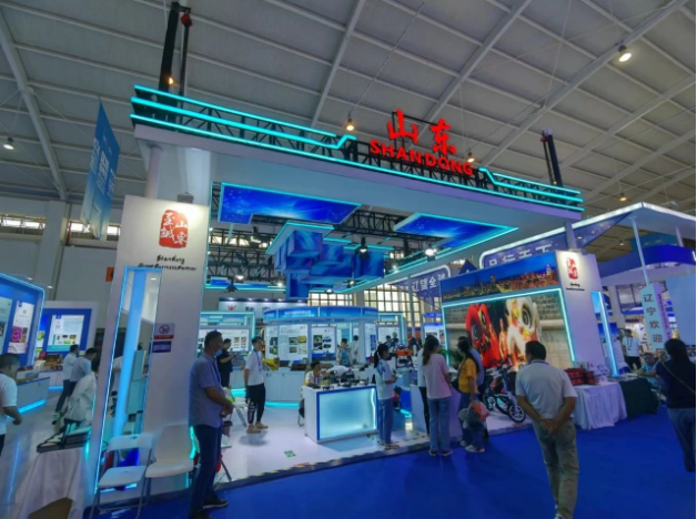 此外，本次博覽會為華盛橡膠提供了一個國際化的平臺，華盛橡膠現(xiàn)場業(yè)務(wù)人員充分利用這次難得的機遇向外推介，引來不少國內(nèi)外客商駐足考察和深度交流，對華盛橡膠旗下品牌、產(chǎn)品服務(wù)和企業(yè)實力有了更密切的了解。