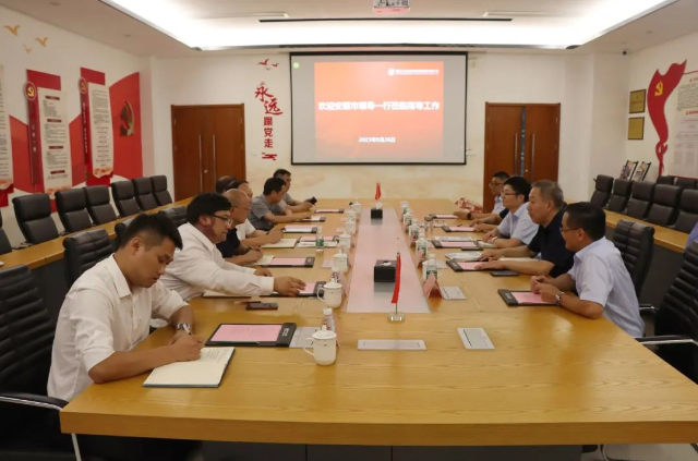 會(huì)上，雙方圍繞加強(qiáng)合作、推動(dòng)貴州航空產(chǎn)業(yè)城建設(shè)等議題進(jìn)行了深入交流。安順市副市長(zhǎng)楊平對(duì)寶勝股份在技術(shù)創(chuàng)新方面的優(yōu)勢(shì)和高品質(zhì)產(chǎn)品表示贊賞。他強(qiáng)調(diào)，寶勝作為中國(guó)電線電纜行業(yè)的領(lǐng)軍企業(yè)，肩負(fù)著引領(lǐng)行業(yè)發(fā)展的使命，希望寶勝繼續(xù)發(fā)揮供應(yīng)鏈優(yōu)勢(shì)，推動(dòng)貴州分公司不斷壯大，為地方產(chǎn)業(yè)升級(jí)和經(jīng)濟(jì)增長(zhǎng)提供有力支持，共同實(shí)現(xiàn)貴州航空產(chǎn)業(yè)城的建設(shè)目標(biāo)。