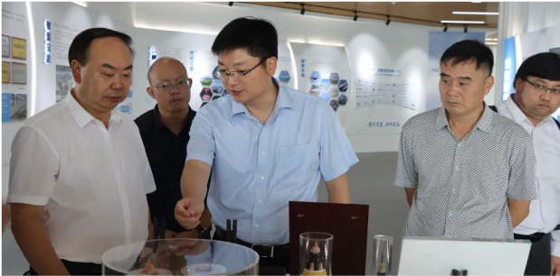 安順市副市長(zhǎng)楊平一行蒞臨寶勝調(diào)研企業(yè)生產(chǎn)經(jīng)營(yíng)情況。寶勝股份黨委書(shū)記、董事長(zhǎng)生長(zhǎng)山，黨委副書(shū)記、工會(huì)主席宋宇峰，黨委委員、副總經(jīng)理、總工程師陳大勇等公司領(lǐng)導(dǎo)陪同。