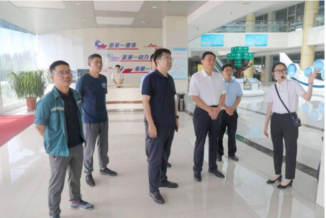 ，劉普軍會長一行抵達(dá)焦作市，受到了龍佰集團(tuán)董事長和奔流以及黨委書記張剛的熱情接待。龍佰集團(tuán)向代表團(tuán)介紹了公司的發(fā)展歷程，并帶領(lǐng)他們參觀了硫酸法和氯化法鈦白粉生產(chǎn)工廠、企業(yè)技術(shù)中心等設(shè)施。座談交流中，劉普軍會長對龍佰集團(tuán)在環(huán)保方面的努力給予了充分肯定，他提出了對企業(yè)未來發(fā)展的殷切希望，鼓勵企業(yè)在環(huán)保標(biāo)準(zhǔn)、技術(shù)創(chuàng)新等方面繼續(xù)發(fā)力，為綠色發(fā)展貢獻(xiàn)力量。