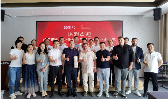 俄羅斯電纜企業(yè)和俄羅斯亞洲工業(yè)企業(yè)家聯(lián)合會(huì)代表一行，蒞臨廣東省電線電纜行業(yè)協(xié)會(huì)進(jìn)行友好交流訪問。受到了協(xié)會(huì)執(zhí)行會(huì)長(zhǎng)劉濤、副秘書長(zhǎng)郭玉蓉，以及廣東省連接器協(xié)會(huì)秘書長(zhǎng)梁宇彤的熱情歡迎。