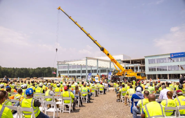 宣偉(Sherwin-Williams)公司在俄亥俄州布雷克斯維爾舉行了盛大的封頂儀式，慶祝其全球研發(fā)中心項(xiàng)目取得重要階段性成就。這個(gè)令人矚目的時(shí)刻見證了建筑工人們?cè)谶^去不懈的努力和辛勤的付出。