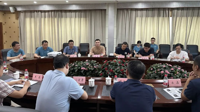 河南理工大學(xué)計(jì)算機(jī)科學(xué)與技術(shù)學(xué)院的代表團(tuán)前往河南天基輪胎有限公司進(jìn)行了參觀考察。本次活動(dòng)由學(xué)院黨委副書(shū)記閻俊豪和副院長(zhǎng)王磊率領(lǐng)，與河南天基輪胎公司董事長(zhǎng)杜巍、總經(jīng)理成海龍進(jìn)行了深入交流。