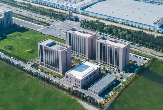 三角輪胎發(fā)布了2023年上半年的業(yè)績(jī)報(bào)告。數(shù)據(jù)顯示，上半年，三角輪胎實(shí)現(xiàn)了營(yíng)業(yè)收入達(dá)到51.9億元，同比增長(zhǎng)了21.5%;實(shí)現(xiàn)歸屬上市公司股東的凈利潤(rùn)6.1億元，同比增長(zhǎng)180%。