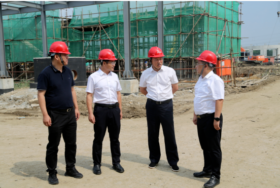 項目占地達到400畝，一期計劃投資8.78億元人民幣，主要規(guī)劃包括建設15萬噸/年碳五分離裝置和4萬噸/年EVEC-IR綠色新材料裝置，以及相應的生產(chǎn)配套設施。項目已經(jīng)完成了樁基施工，并正在進行廠房主體以及附屬設施的建設。預計這一項目將在年底前竣工投產(chǎn)，為行業(yè)創(chuàng)造更多的創(chuàng)新和發(fā)展機遇。