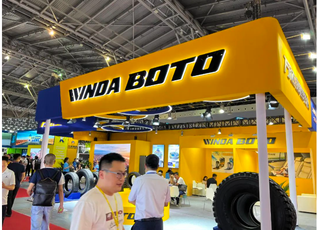 萬(wàn)達(dá)寶通輪胎公司營(yíng)銷(xiāo)一部總監(jiān)張輝率領(lǐng)團(tuán)隊(duì)參展，展臺(tái)上熠熠生輝的產(chǎn)品吸引了眾多國(guó)內(nèi)外客戶(hù)和采購(gòu)商前來(lái)洽談交流。