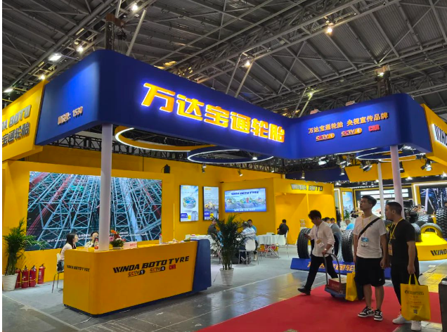 萬(wàn)達(dá)寶通輪胎展示了一系列新技術(shù)應(yīng)用和產(chǎn)品創(chuàng)新成果，彰顯了公司的實(shí)力和創(chuàng)新能力。不僅如此，該公司還展現(xiàn)出了國(guó)際化的品牌形象，充分展示了其在國(guó)際市場(chǎng)上的競(jìng)爭(zhēng)力。