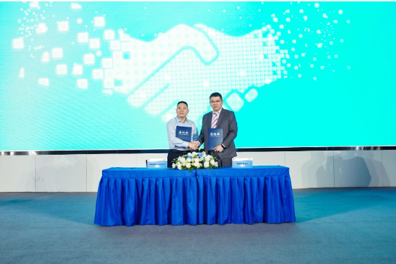 TüV萊茵大中華區(qū)太陽能與商業(yè)產(chǎn)品服務(wù)零部件總經(jīng)理施兵分別為河南通達(dá)電纜股份有限公司和河南勝華電纜集團(tuán)有限公司頒發(fā)了光伏線纜TüV萊茵2PfG 1169、歐盟EN 50618型式認(rèn)證證書，為人民電纜集團(tuán)和河南虹峰電纜股份有限公司頒發(fā)了光伏線纜TüV萊茵2PfG 1169型式認(rèn)證證書。