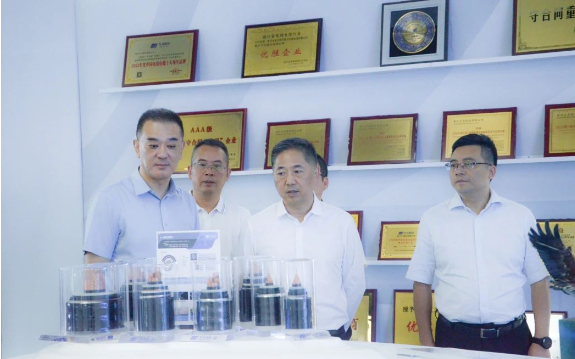 在萬馬創(chuàng)新園的展廳，宦金元副市長一行詳細了解了萬馬股份的發(fā)展歷程、核心業(yè)務、產(chǎn)業(yè)結構和產(chǎn)品優(yōu)勢等。他們不僅聆聽了公司高管關于光伏項目的介紹，還觀看了相關的項目視頻。這次考察使他們對萬馬股份在新智造電纜領域的概況以及在企業(yè)綠色發(fā)展方面取得的成果有了更加具體的了解。