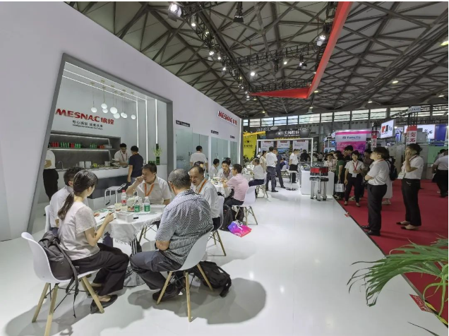 其次，PUB-3的控制程序采用了全新的架構(gòu)，使得操作界面更加直觀易用。觸摸屏采用了圖形化人機(jī)交互界面，降低了操作難度。在動(dòng)平衡控制方面，通過(guò)優(yōu)化上、下主軸糾偏控制，主軸轉(zhuǎn)速降低50%，采集圈數(shù)減少80%，同時(shí)不影響測(cè)試數(shù)據(jù)的穩(wěn)定性，從而提升了測(cè)試效率。