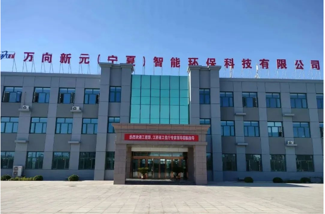 近日，工信部信管局專家、中國信通院工業(yè)互聯(lián)網(wǎng)信息模型聯(lián)合實(shí)驗(yàn)室主任余思聰率領(lǐng)5G工廠試點(diǎn)示范項(xiàng)目現(xiàn)場調(diào)研組赴前往寧夏青銅峽市，對(duì)新元科技的5G全連接工廠項(xiàng)目進(jìn)行了實(shí)地調(diào)研。在調(diào)研中，團(tuán)隊(duì)深入考察了工廠的基礎(chǔ)設(shè)施建設(shè)、廠區(qū)現(xiàn)場升級(jí)、關(guān)鍵環(huán)節(jié)應(yīng)用、網(wǎng)絡(luò)安全防護(hù)等方面，并親身體驗(yàn)了多個(gè)5G+工業(yè)互聯(lián)網(wǎng)典型應(yīng)用場景。