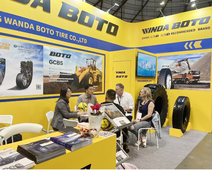 2023澳大利亞悉尼亞太國際礦業(yè)展在悉尼奧林匹克公園盛大開幕。來自世界各地的礦業(yè)業(yè)界精英齊聚此地，共同探討行業(yè)發(fā)展趨勢，交流先進技術(shù)和產(chǎn)品創(chuàng)新。在本次展會中，萬達寶通輪胎攜多款主推產(chǎn)品閃耀亮相國際盛會。