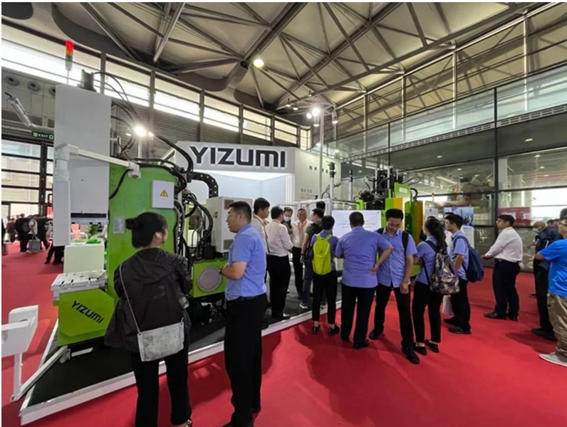 廣東伊之密精密橡塑裝備科技有限公司(以下簡稱伊之密橡膠機(jī))攜帶著頗具創(chuàng)新的C型接角機(jī)YL-C50L、立式橡膠注射成型機(jī)YL2-V300L以及臥式注射成型機(jī)YL-H200F三款機(jī)型亮相展會，吸引了眾多行業(yè)專家和業(yè)內(nèi)人士紛紛駐足他們的展位，進(jìn)行技術(shù)交流與洽談。