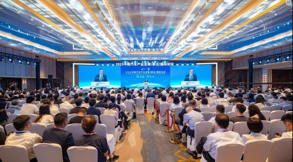 中國汽車產(chǎn)業(yè)發(fā)展取得顯著成就，為探討行業(yè)前景，第十九屆中國汽車產(chǎn)業(yè)發(fā)展(泰達(dá))國際論壇于近日在天津市濱海新區(qū)舉行。今年的論壇以“高質(zhì)量·新未來”為主題，吸引了眾多企業(yè)代表和專家學(xué)者參與，共同深入探討了影響產(chǎn)業(yè)發(fā)展的關(guān)鍵要素。