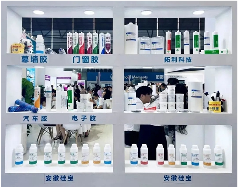 硅寶科技集團，作為中國膠粘劑和膠粘帶工業(yè)協(xié)會的副理事長單位，硅寶科技集團副總經(jīng)理吳靜帶領(lǐng)集團汽車膠事業(yè)部、電子膠事業(yè)部、光伏膠事業(yè)部、上海公司、集團市場部及旗下子公司安徽硅寶、拓利科技、硅特自動化等精英團隊隆重亮相，展示了公司在不同領(lǐng)域的系統(tǒng)解決方案。